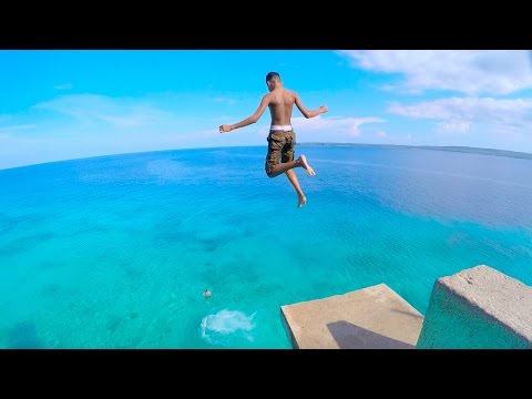 SIQUIJOR ISLAND Philippines - CLIFF JUMPING into CRYSTAL CLEAR WATER